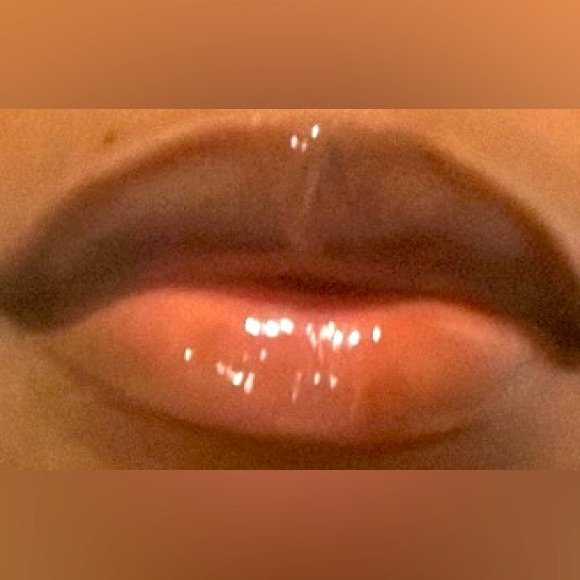 Lip Gloss Smells like sweet vanilla🫦 - Picture 3 of 7